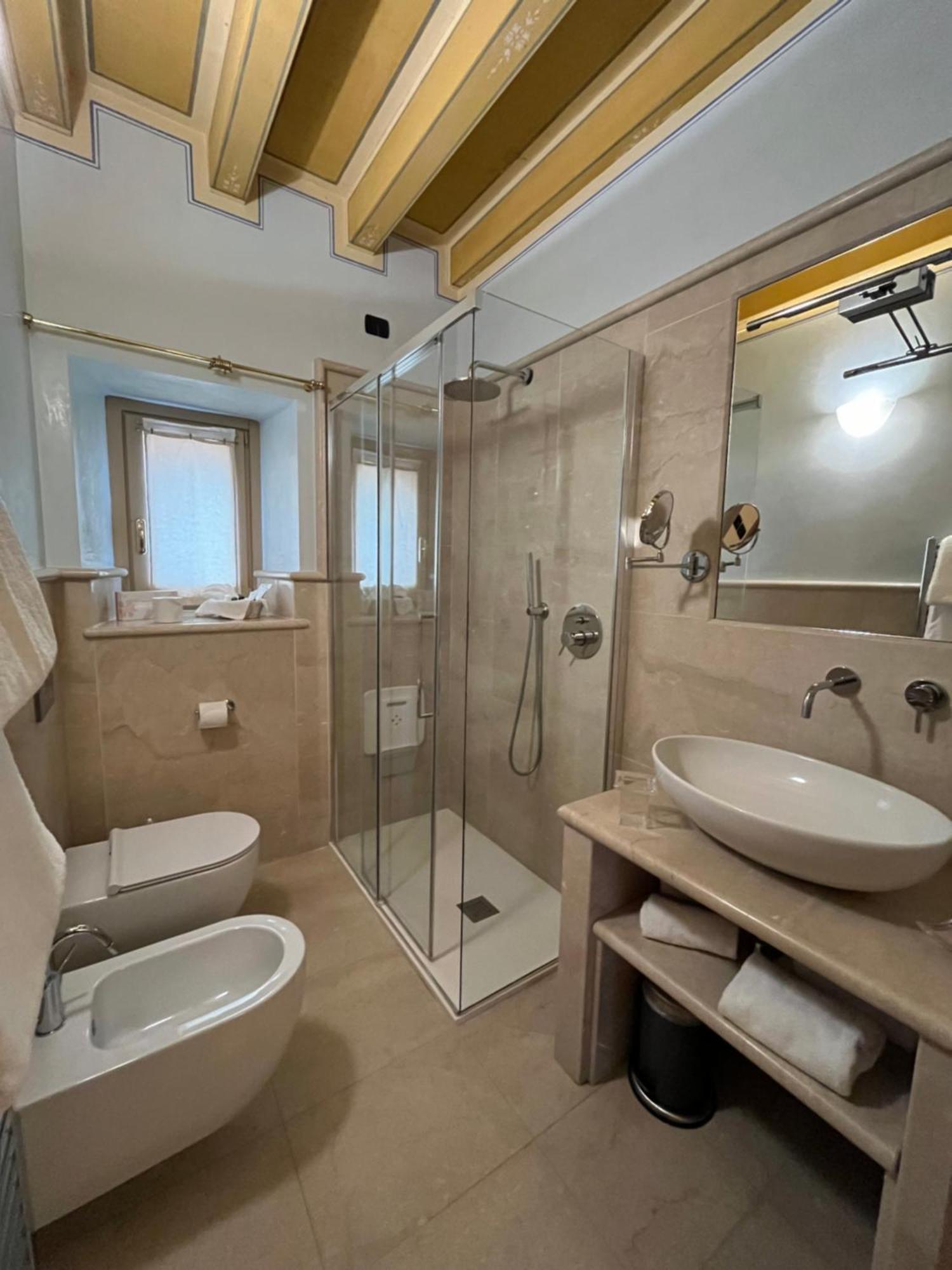 Romantik Hotel Relais Mirabella Iseo Bilik gambar